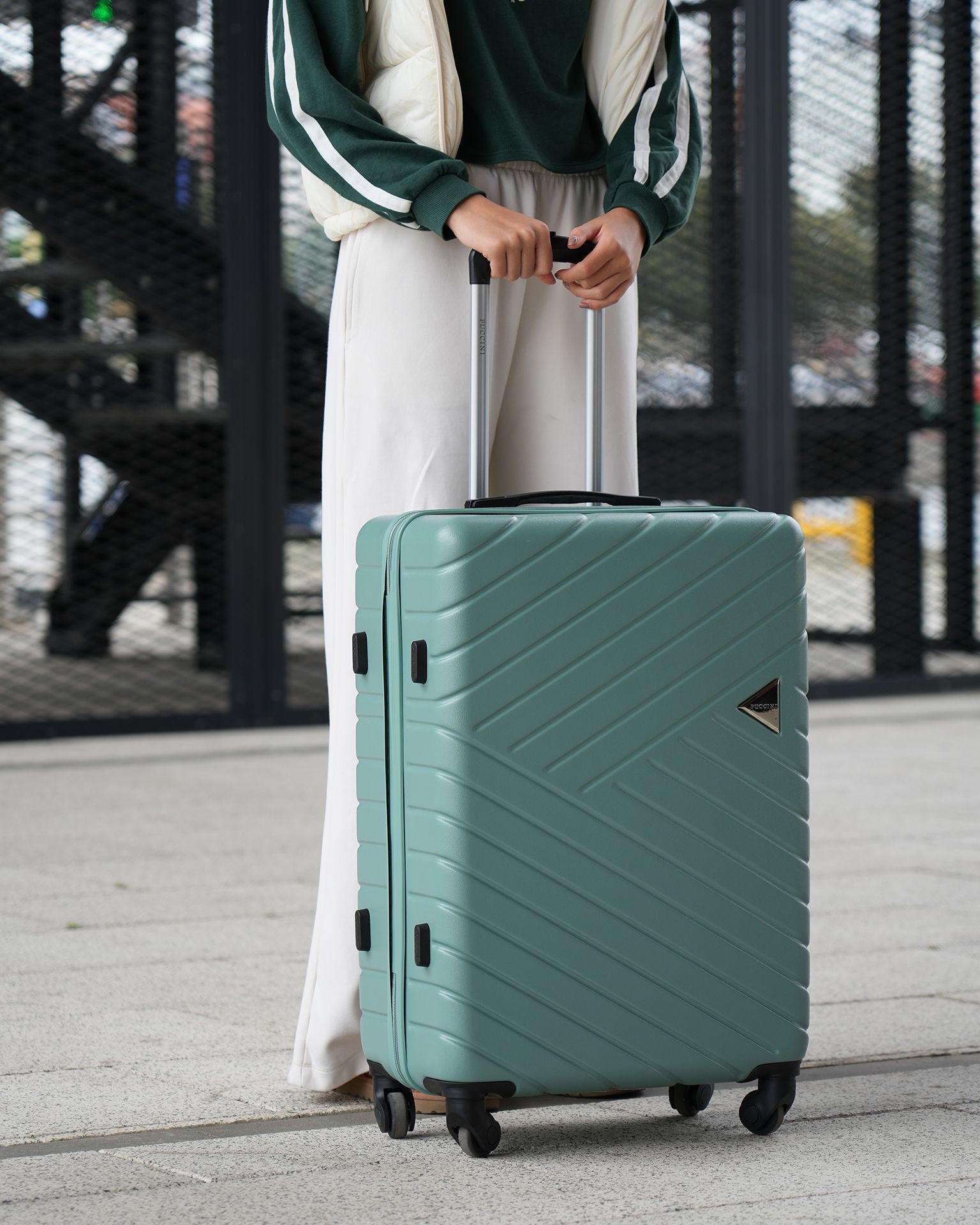 Середня валіза на колесах