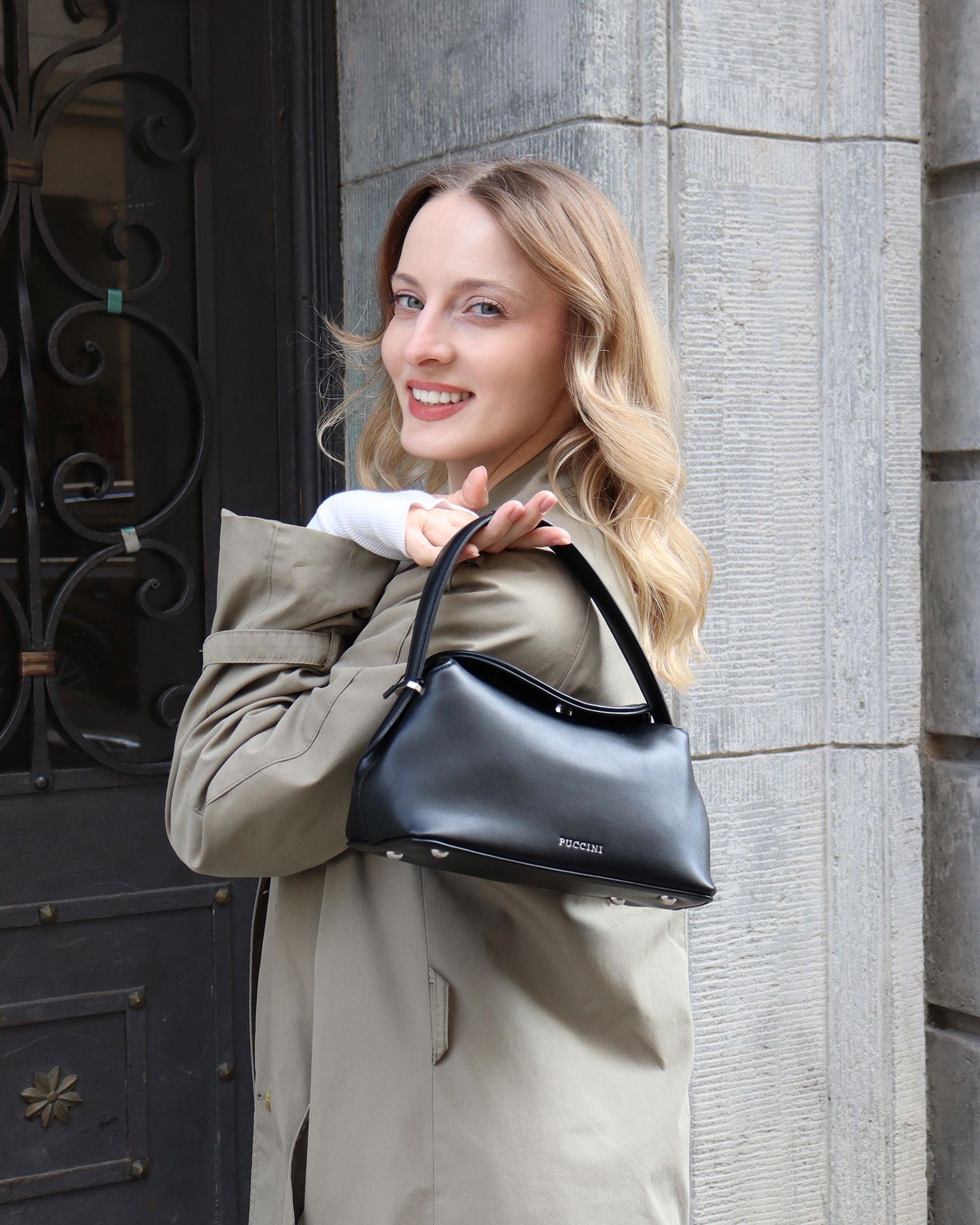 Жіноча сумка типу куфера маленька чорна