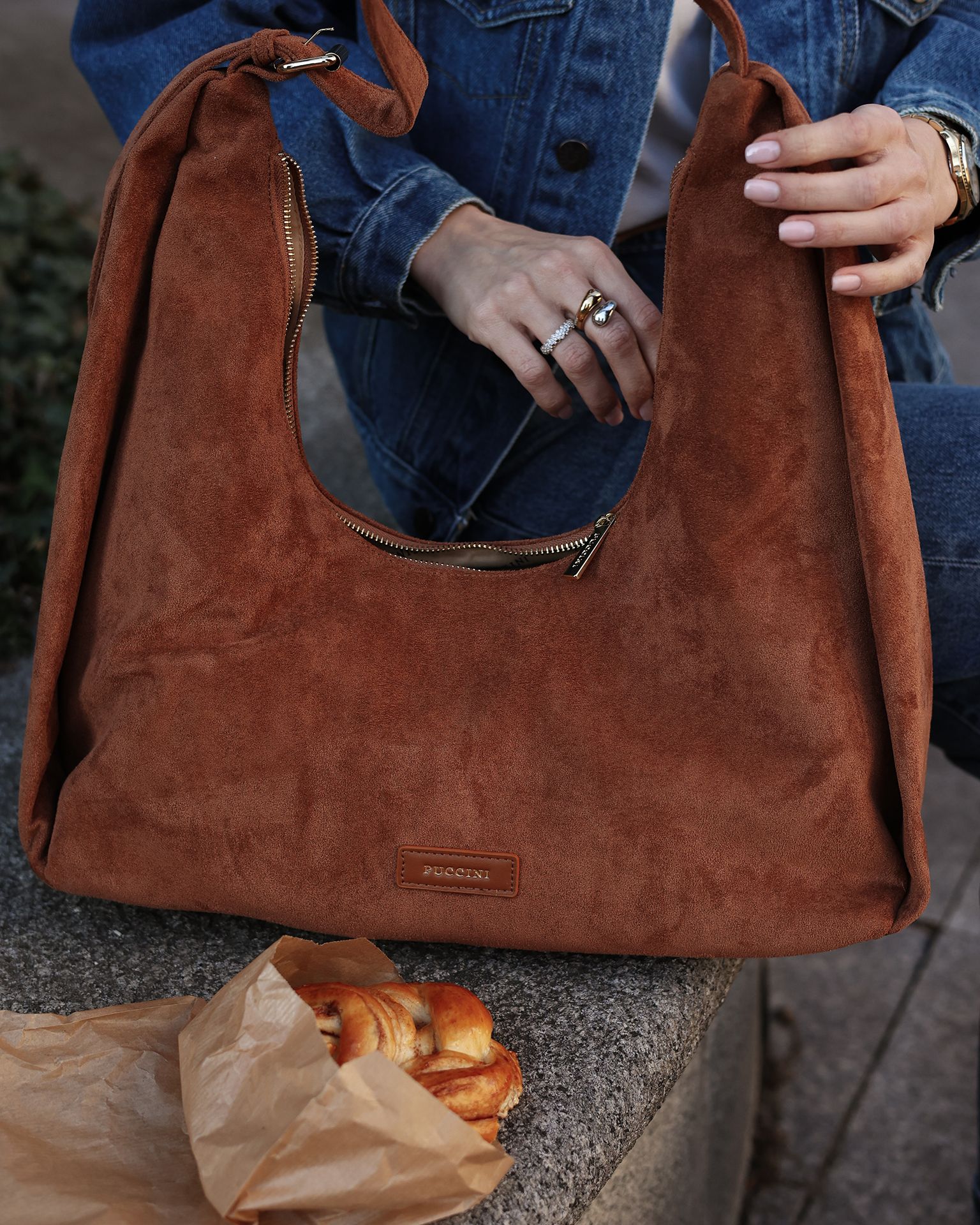 Сумка дамська хобо з екологічного замшу світло-коричнева