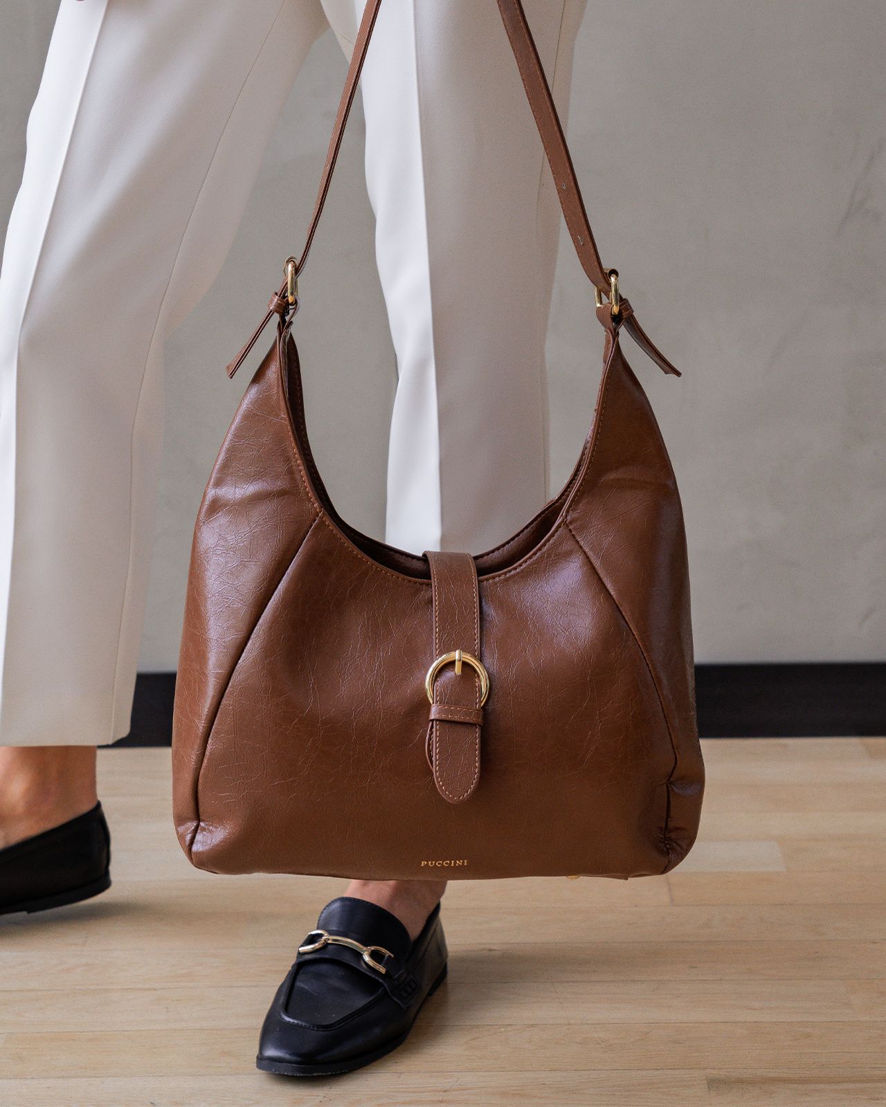 Жіноча сумка-хобо коричнева