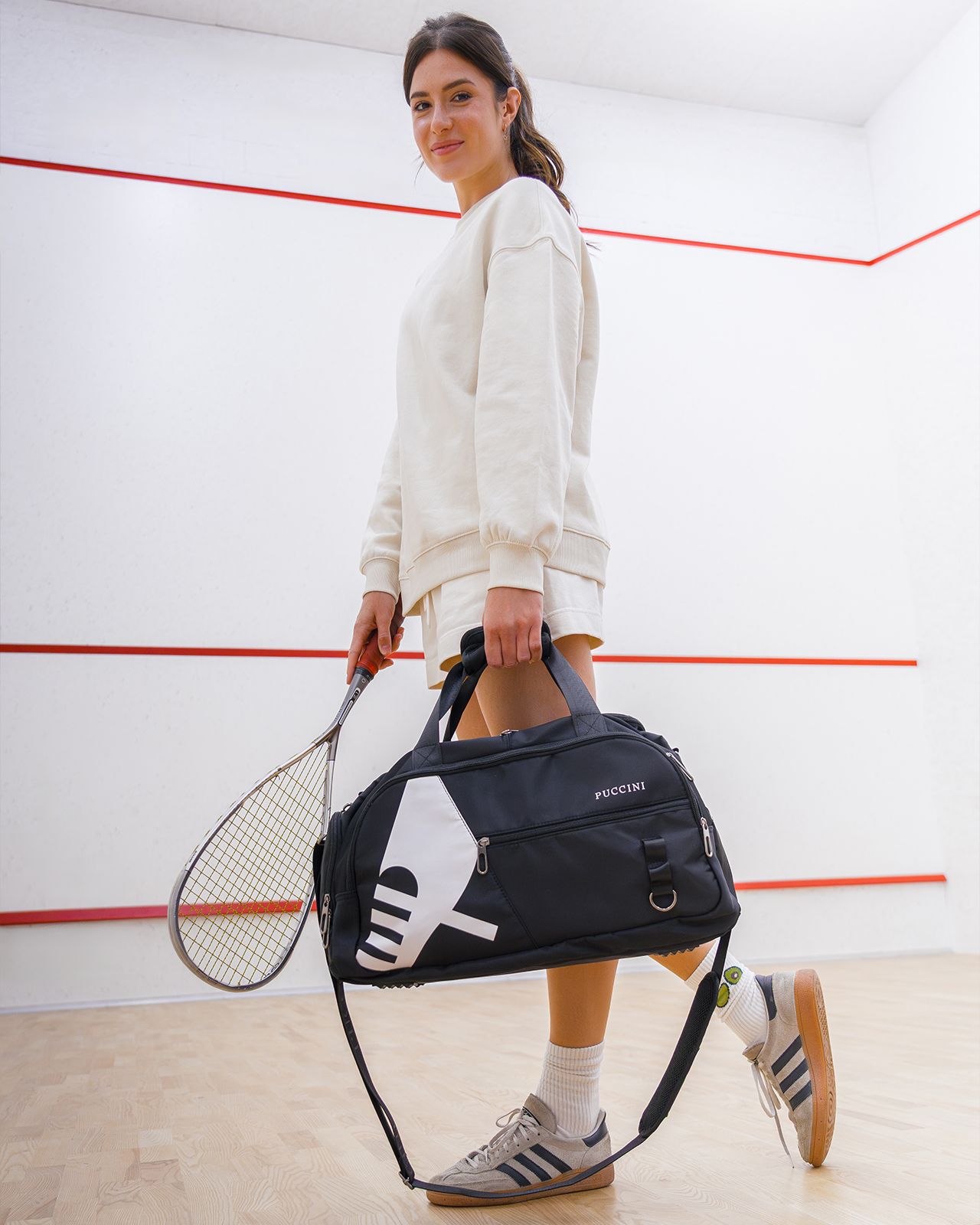 Середня чорна спортивна сумка з кишенями 