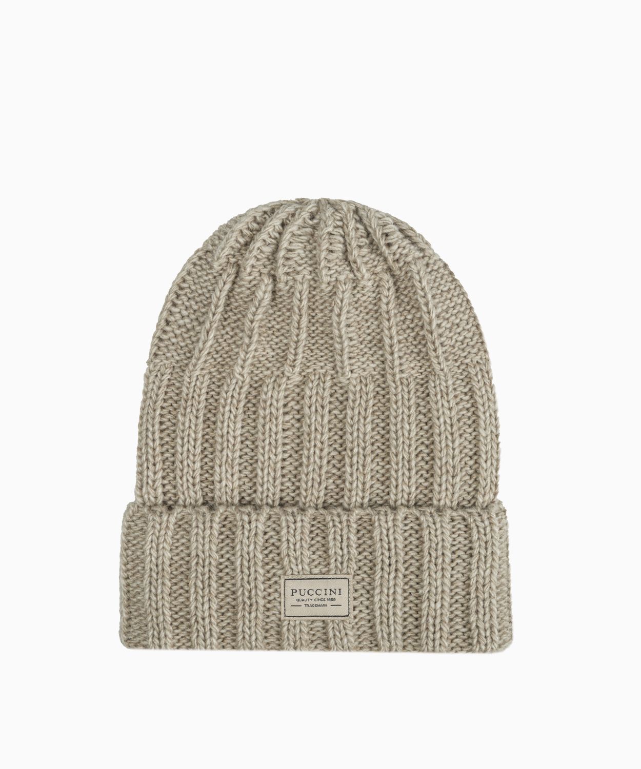 Бежева шапка з широким плетінням