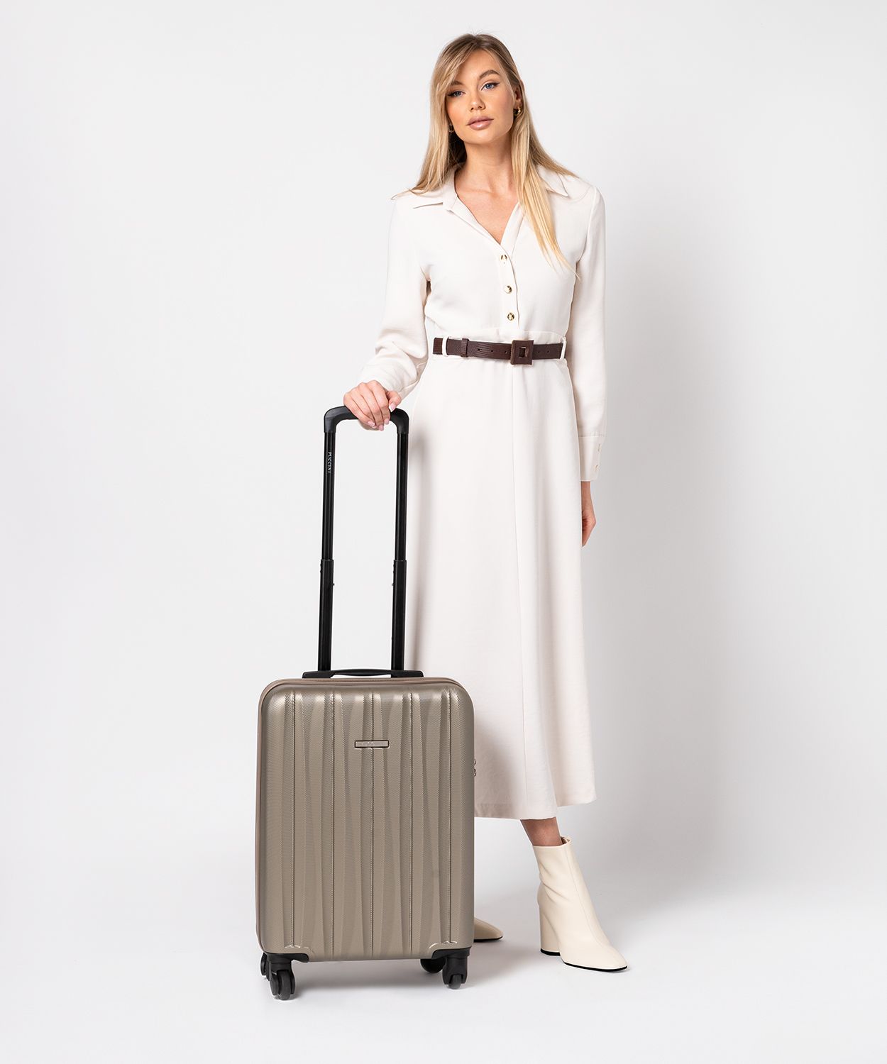 Валізка ручної поклажі з різьбленням