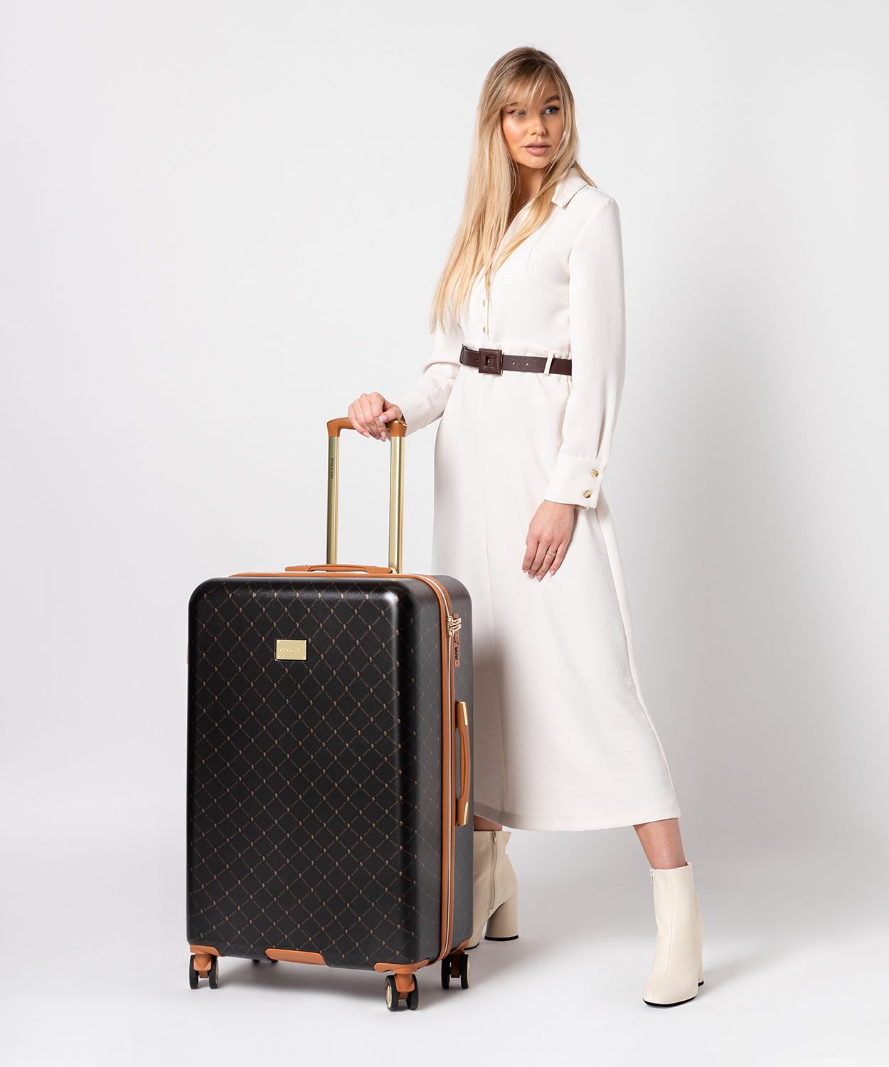 Велика коричнева валіза з монограмою