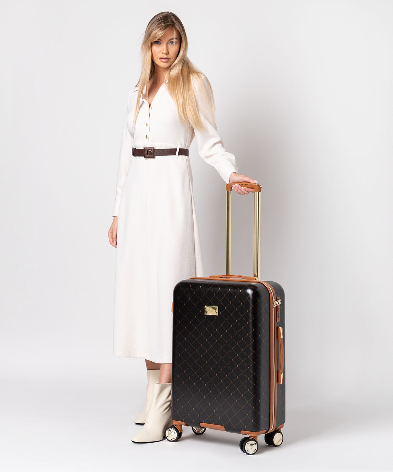 Середня коричнева валіза з монограмою