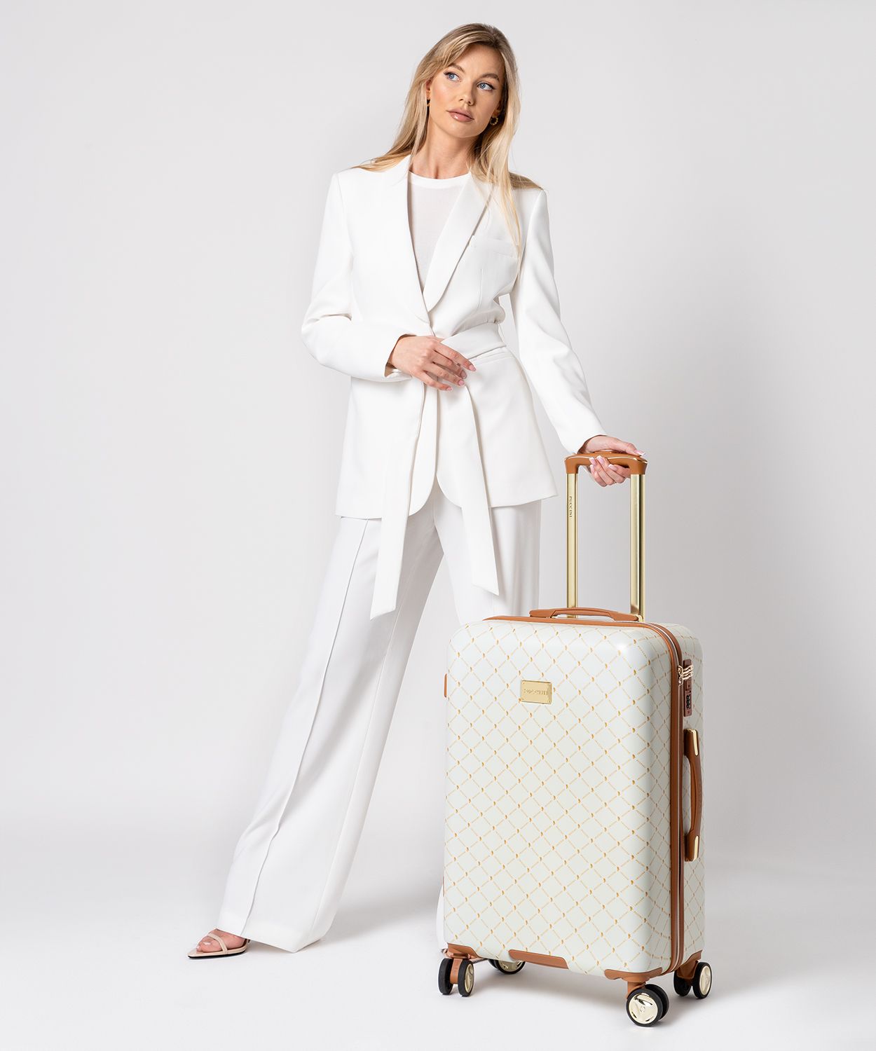 Середня бежева валіза з монограмою