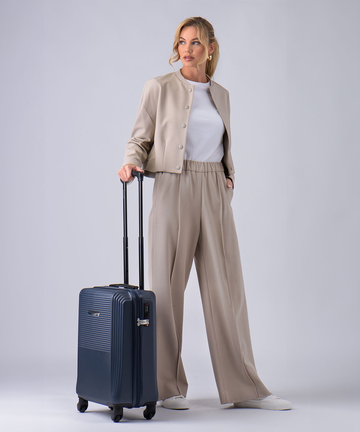 Валіза синього кольору у розмірі ручної поклажі