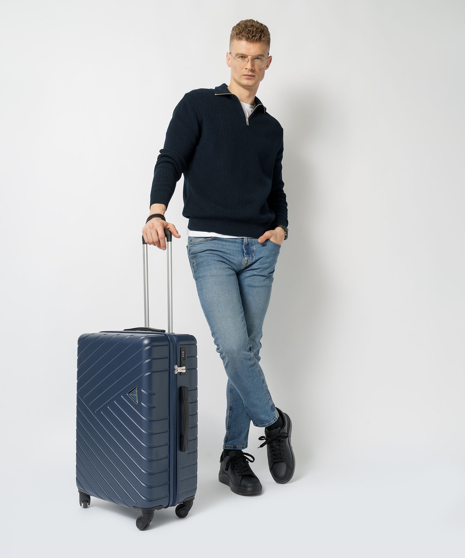 Середня валіза на колесах