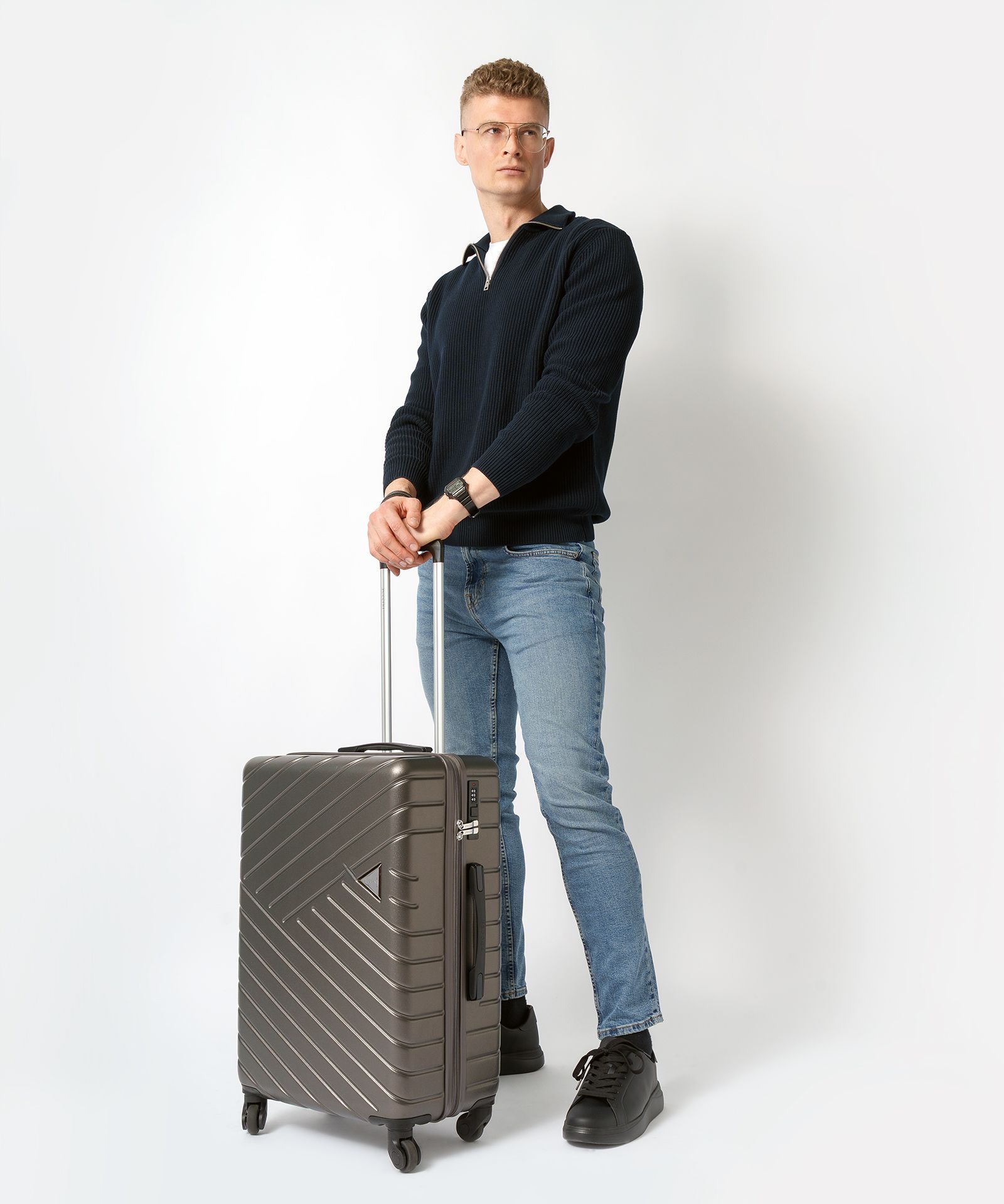 Середня валіза на колесах