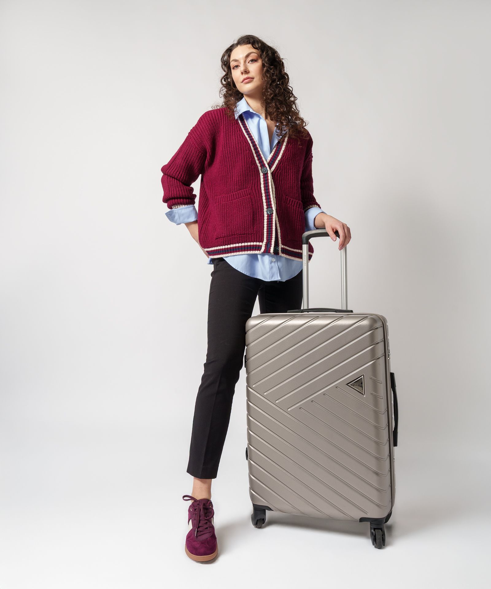 Середня валіза на колесах
