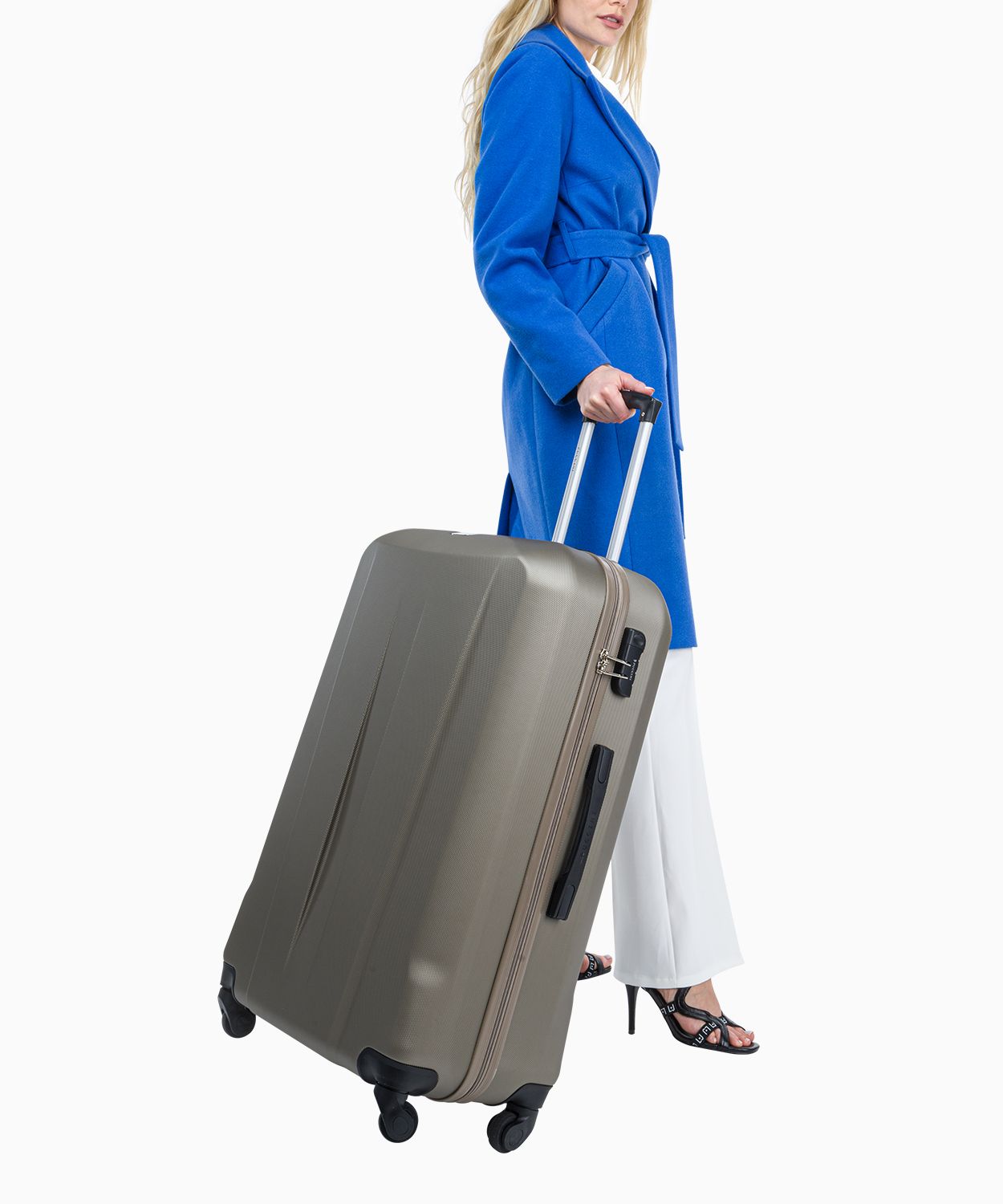 Велика валіза шампанського кольору на чотирьох колесах 