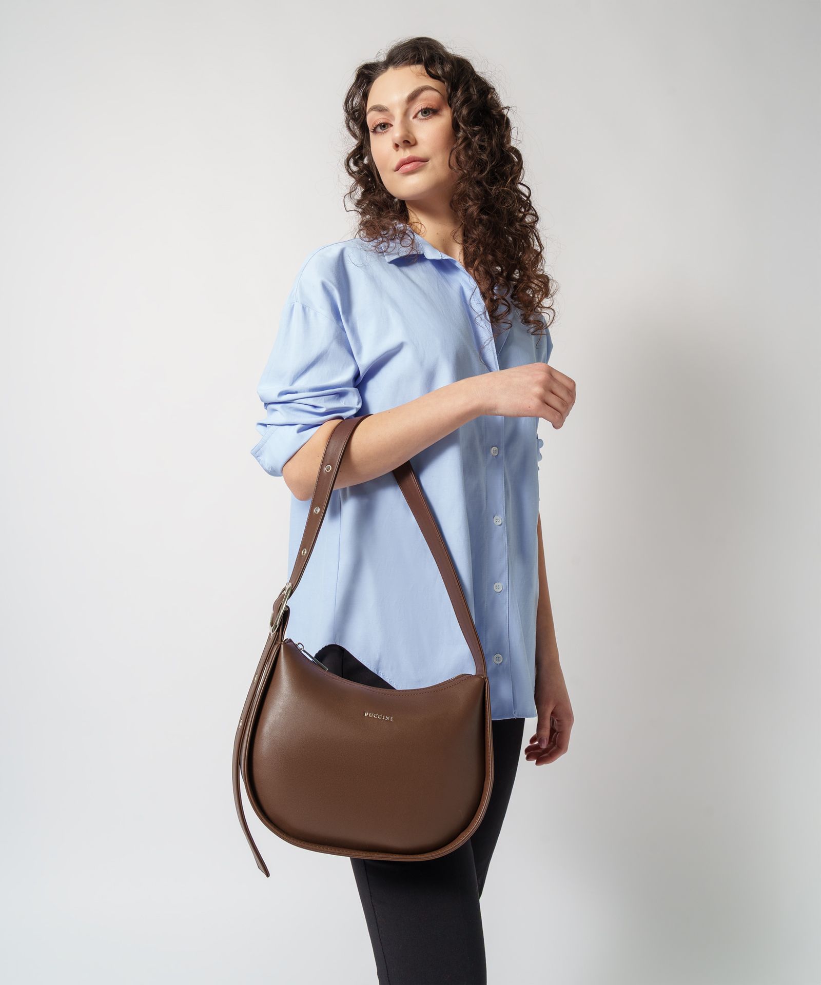 Жіноча коричнева сумочка середнього розміру