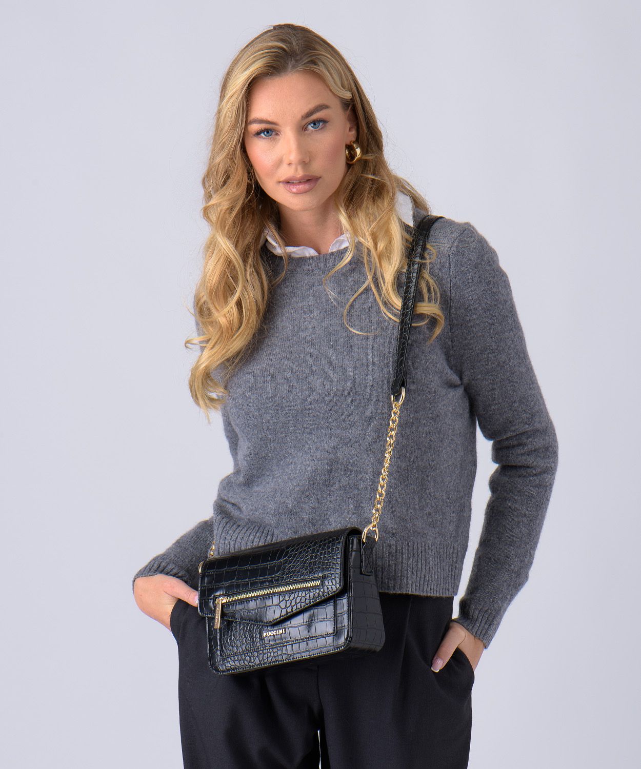 Жіноча чорна сумка-почтальонка з регульованим ремінцем