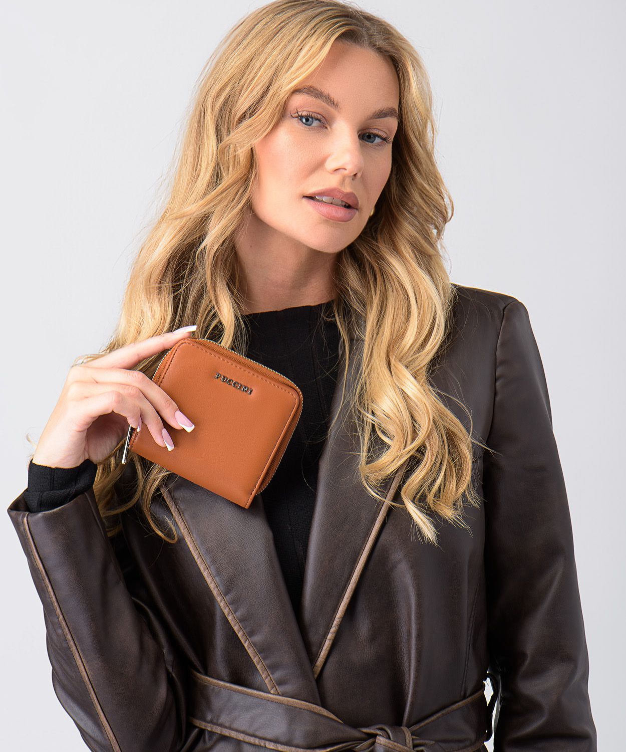 Маленький коричневий жіночий гаманець з екологічної шкіри