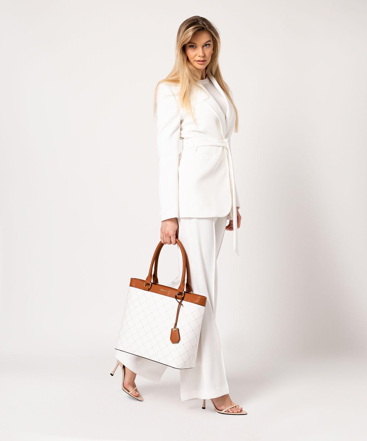 Елегантна сумка для покупок з логотипом та декоративним брелоком білого кольору