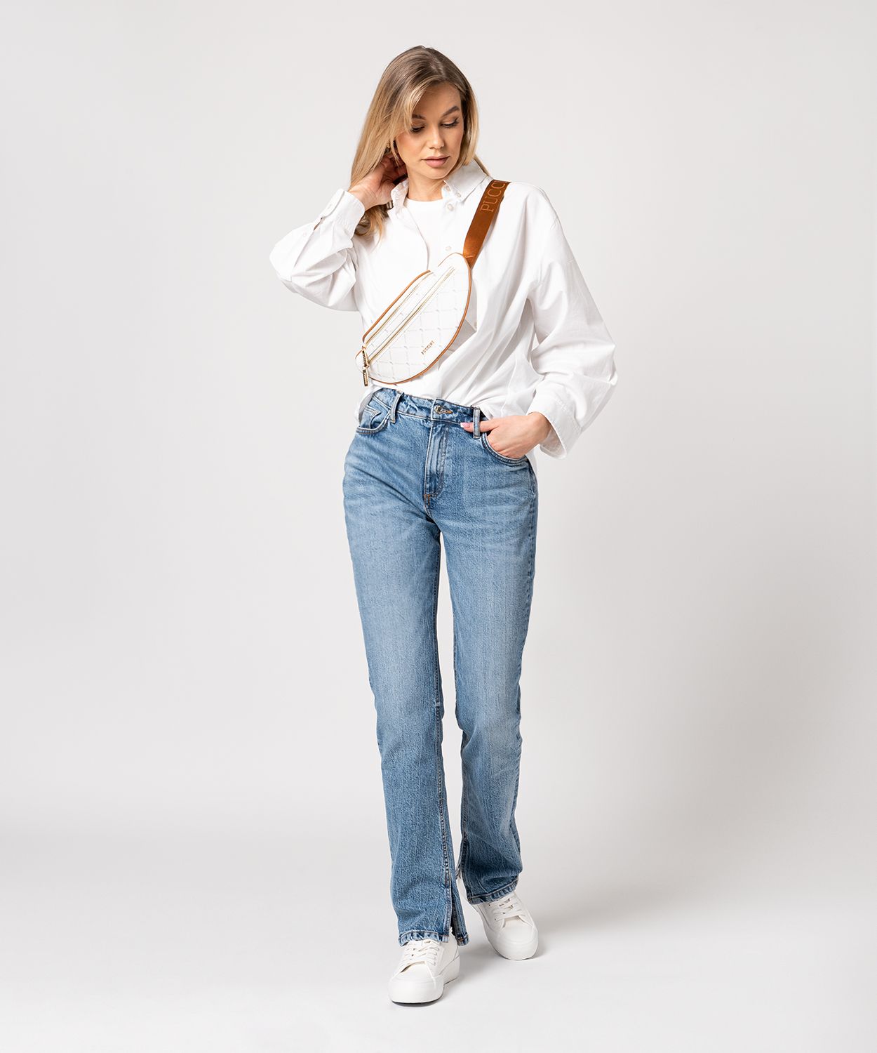 Жіноча сумка з логотипом нирка з кишенями біла