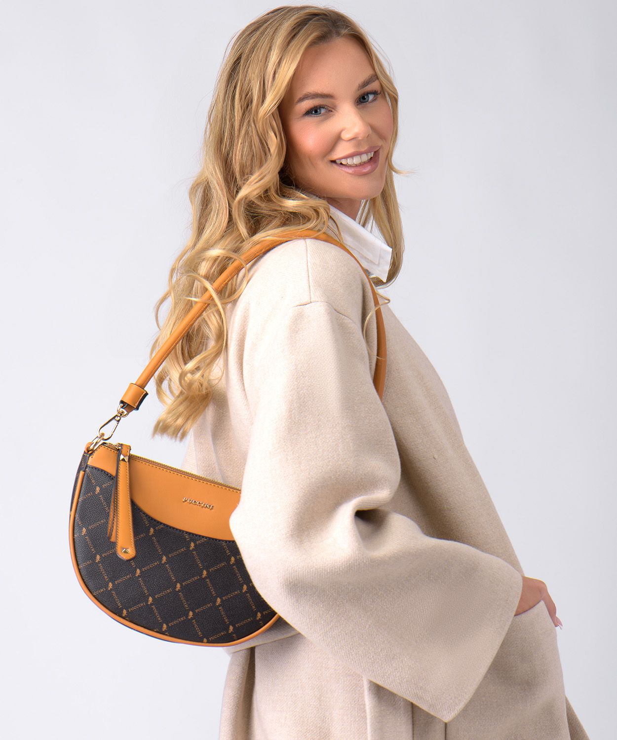 Жіноча сумочка у формі півмісяця