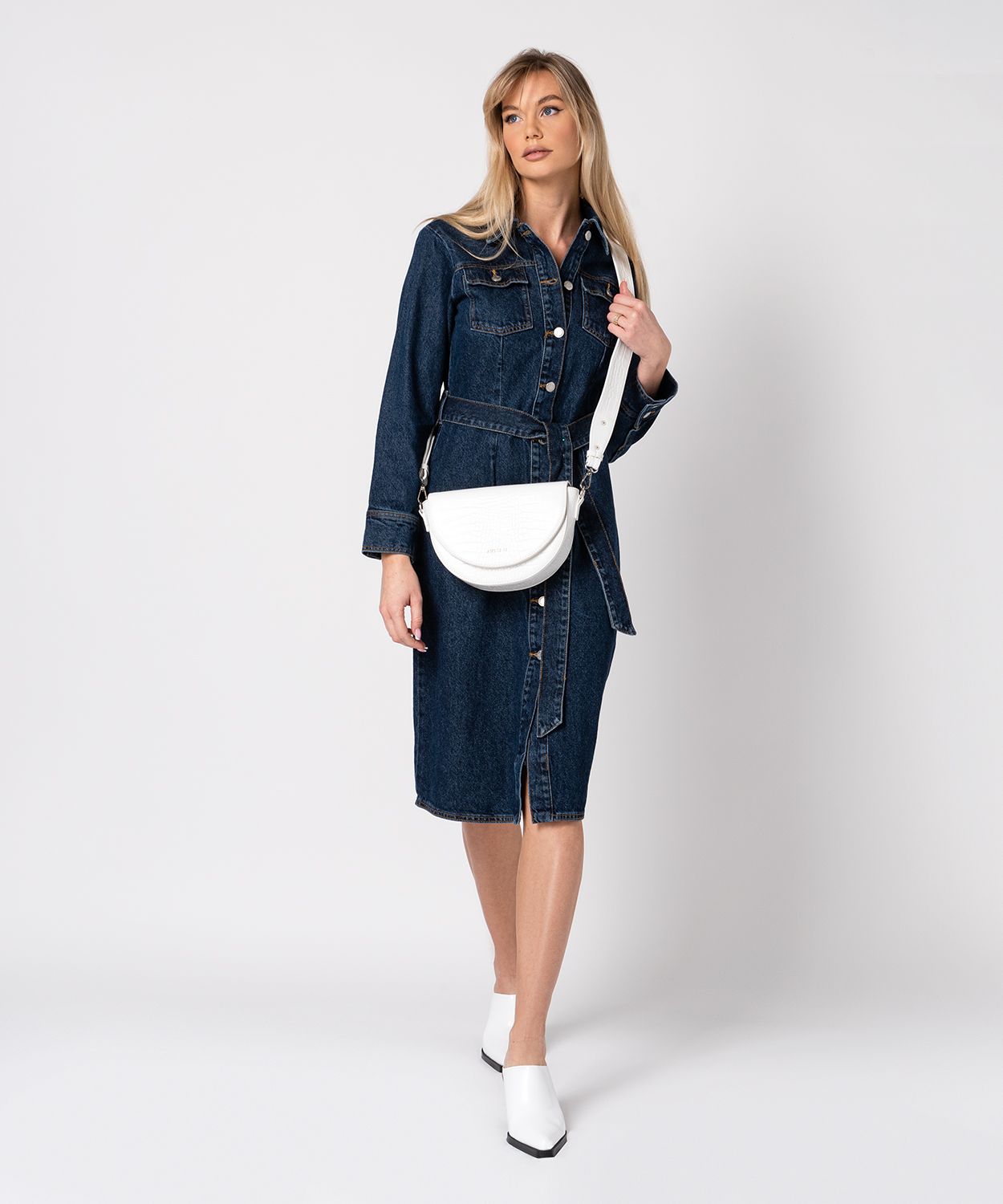 Жіноча біла сумка-півмісяць на широкому ремінці