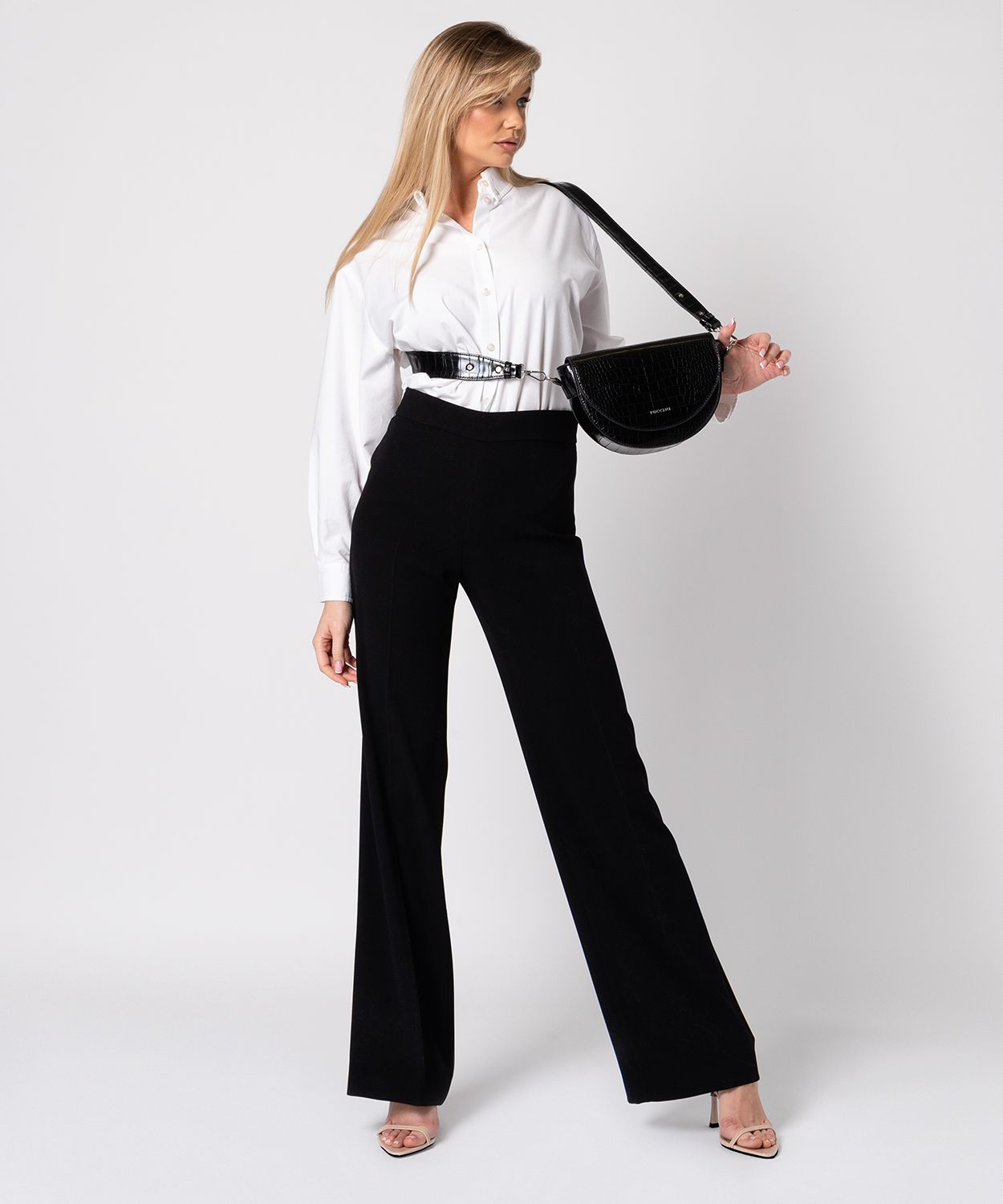 Жіноча чорна сумка-півмісяць на широкому ремінці