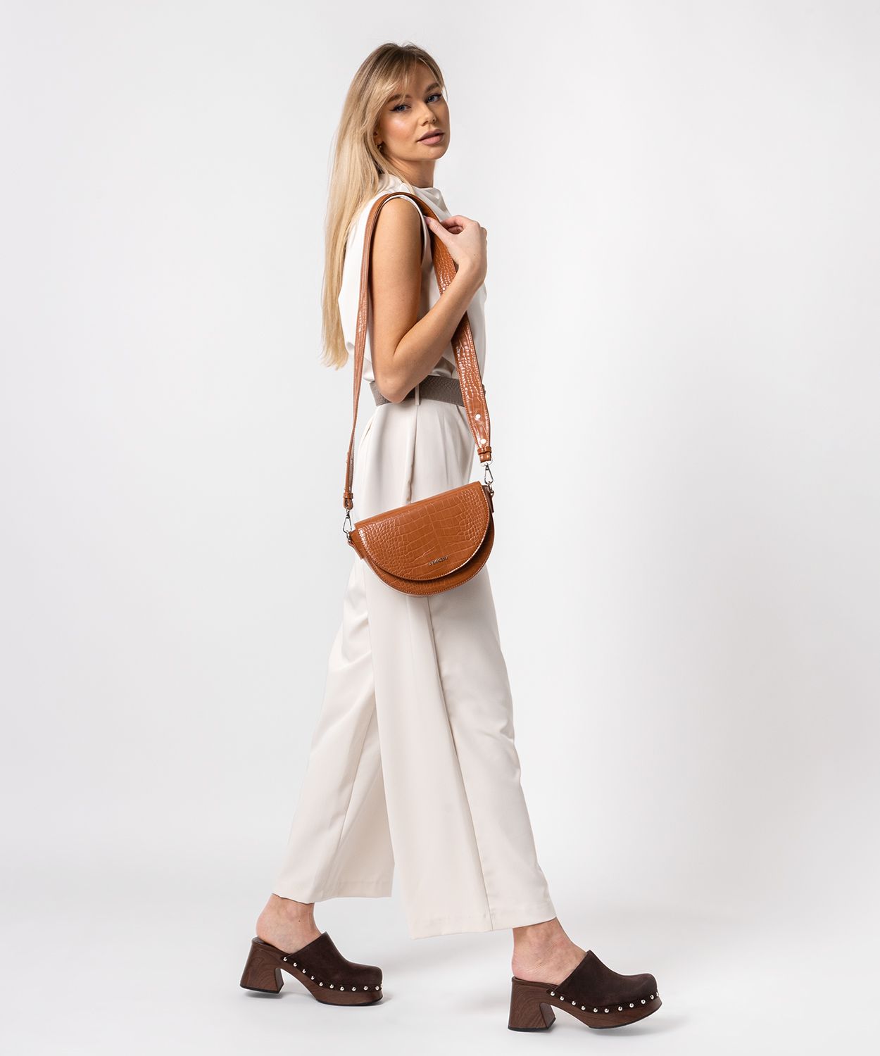 Жіноча коричнева сумка-півмісяць на широкому ремінці