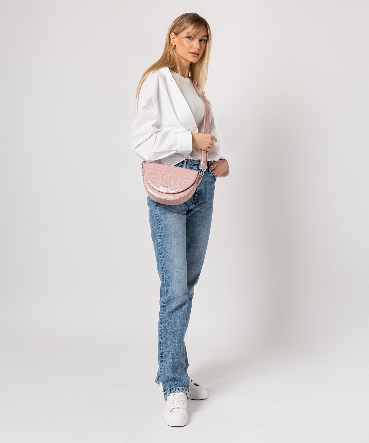 Жіноча пудрово-рожева сумка-півмісяць на широкому ремінці