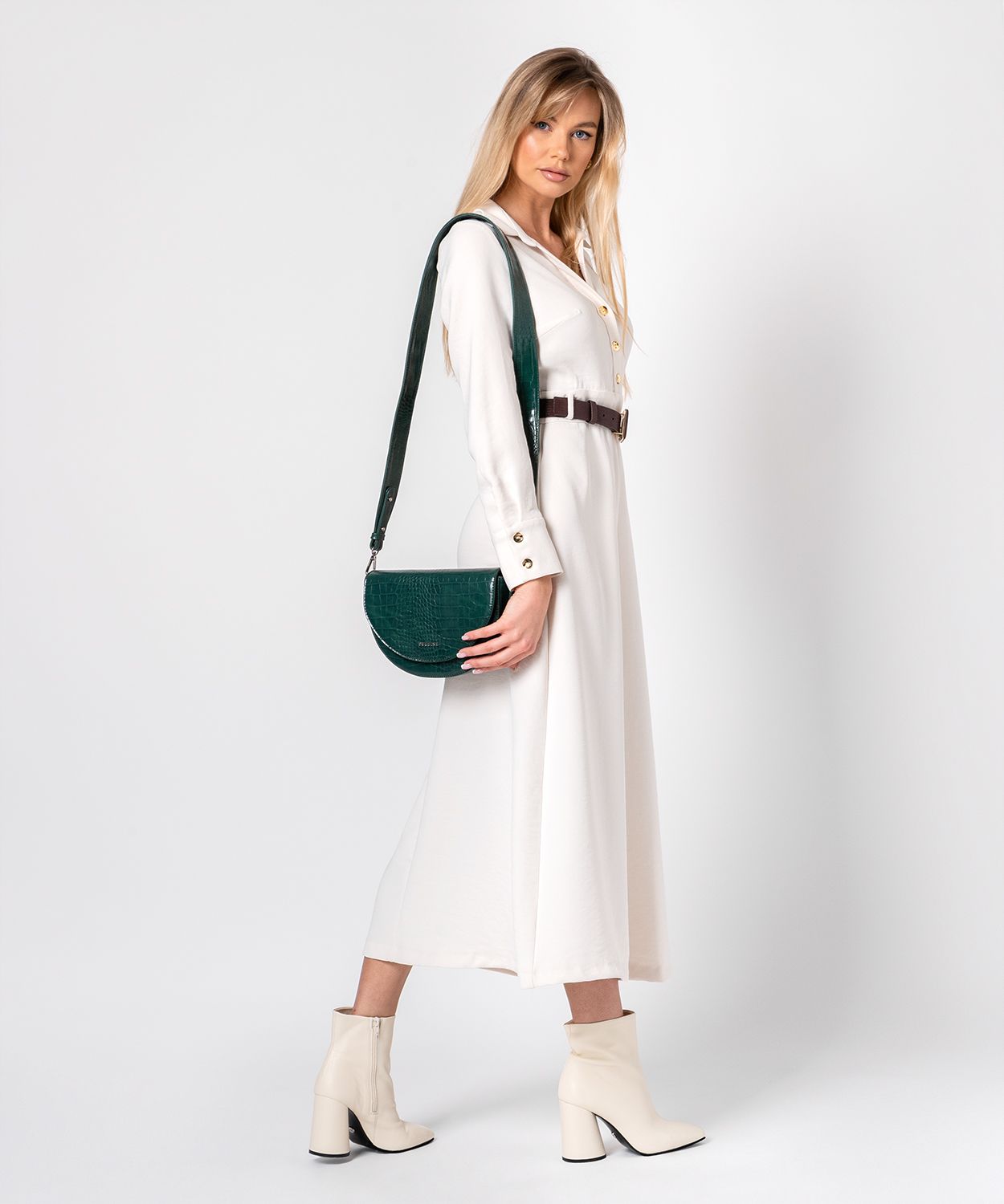 Жіноча темно-зелена сумка-півмісяць на широкому ремінці