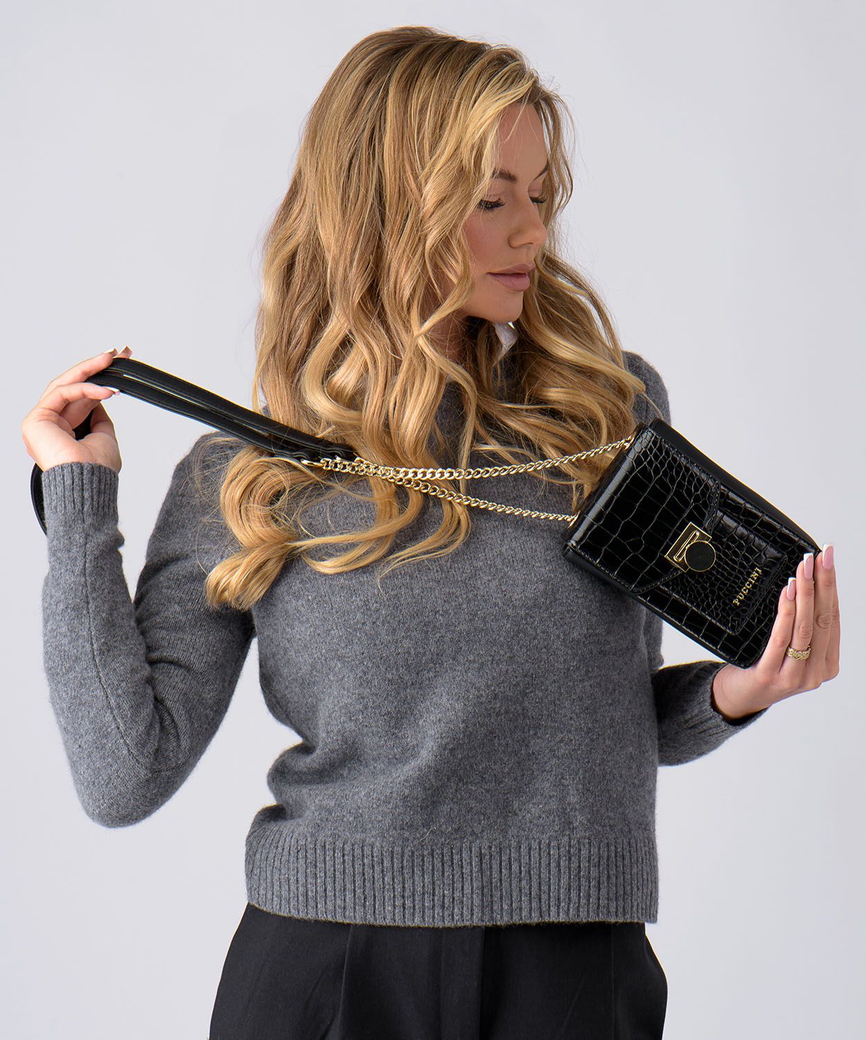 Жіноча міні-сумка на ланцюжку чорна