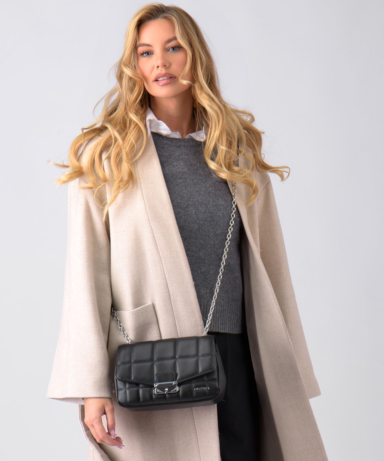 Жіноча повсякденна сумочка з декоративною застібкою чорна