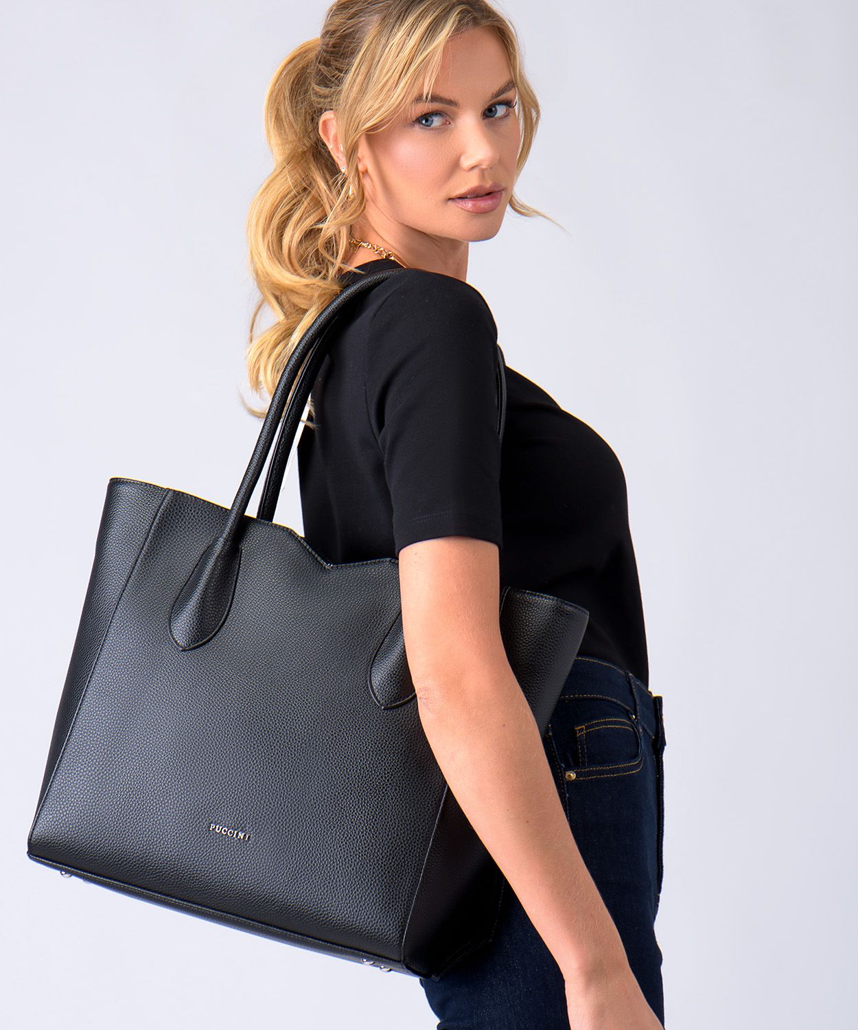 Жіноча чорна сумка-шоппер з вирізами