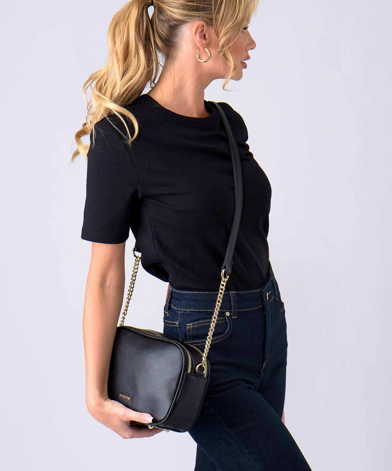 Прямокутна сумка через плече з ремінцем і ланцюжком