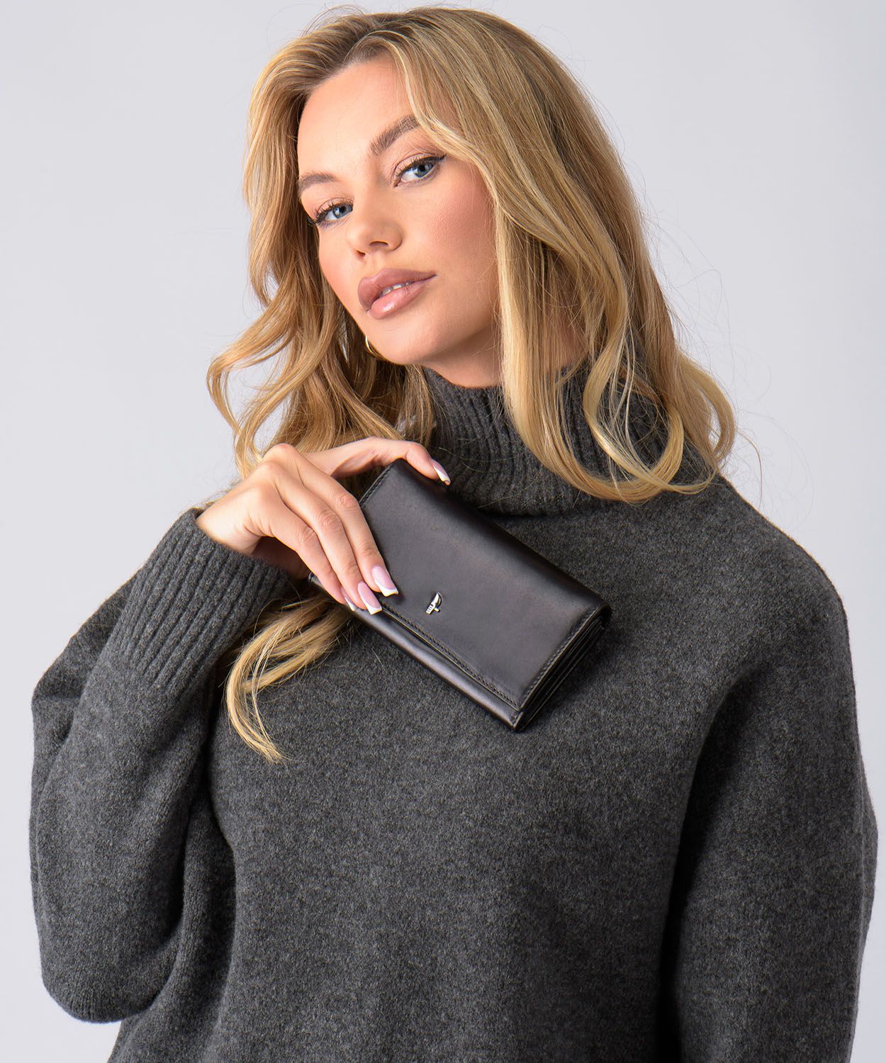 Великий жіночий шкіряний гаманець чорного кольору