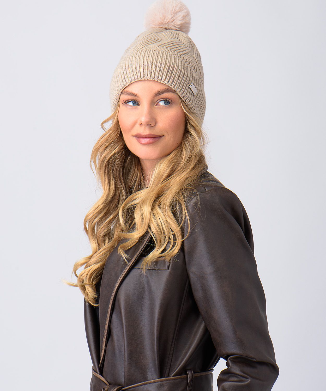 Бежева шапка з помпоном у клітинку