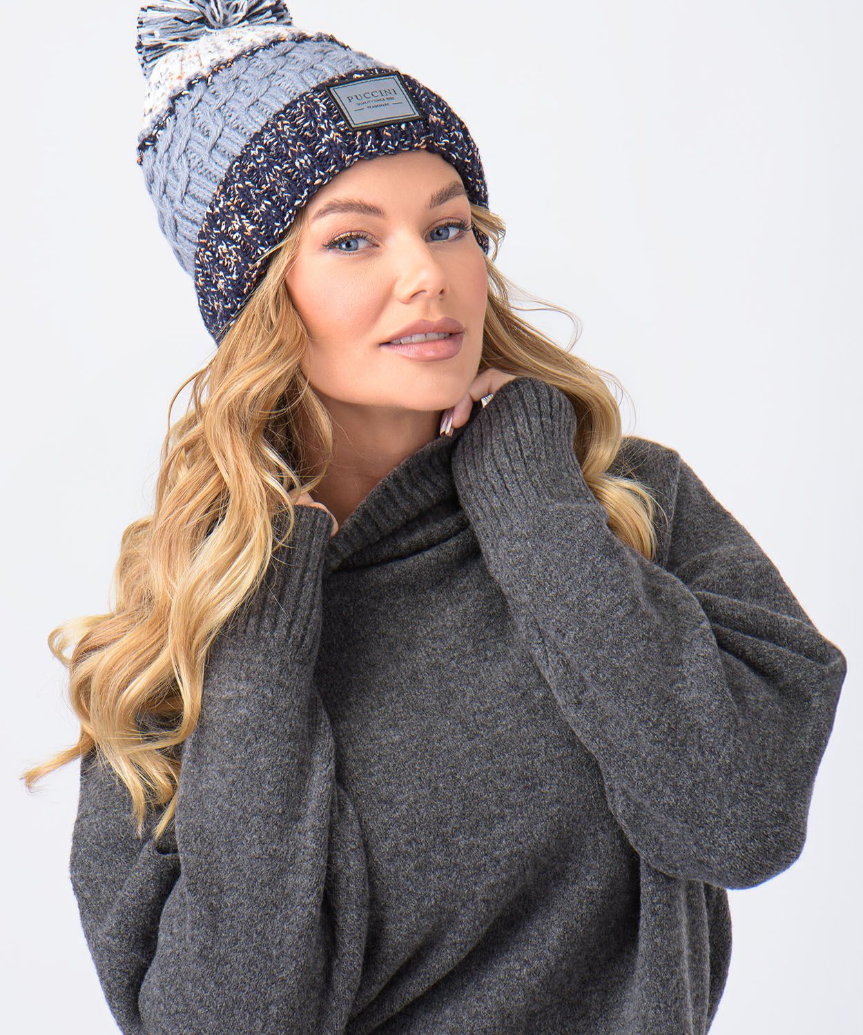  Шапка з помпоном з плетінням у клітинку сіра