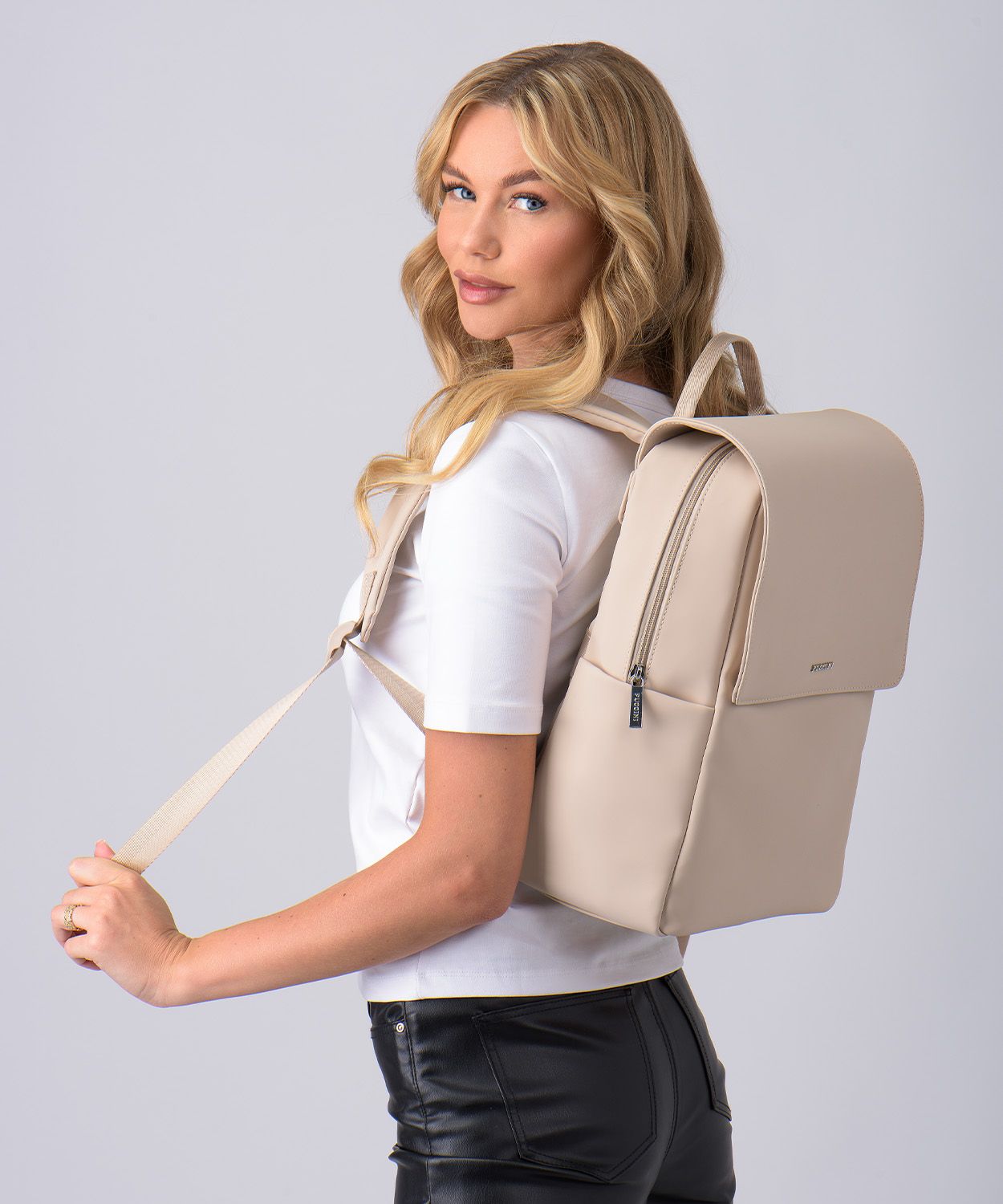 Жіночий рюкзак з м'якої екологічної шкіри бежевого кольору