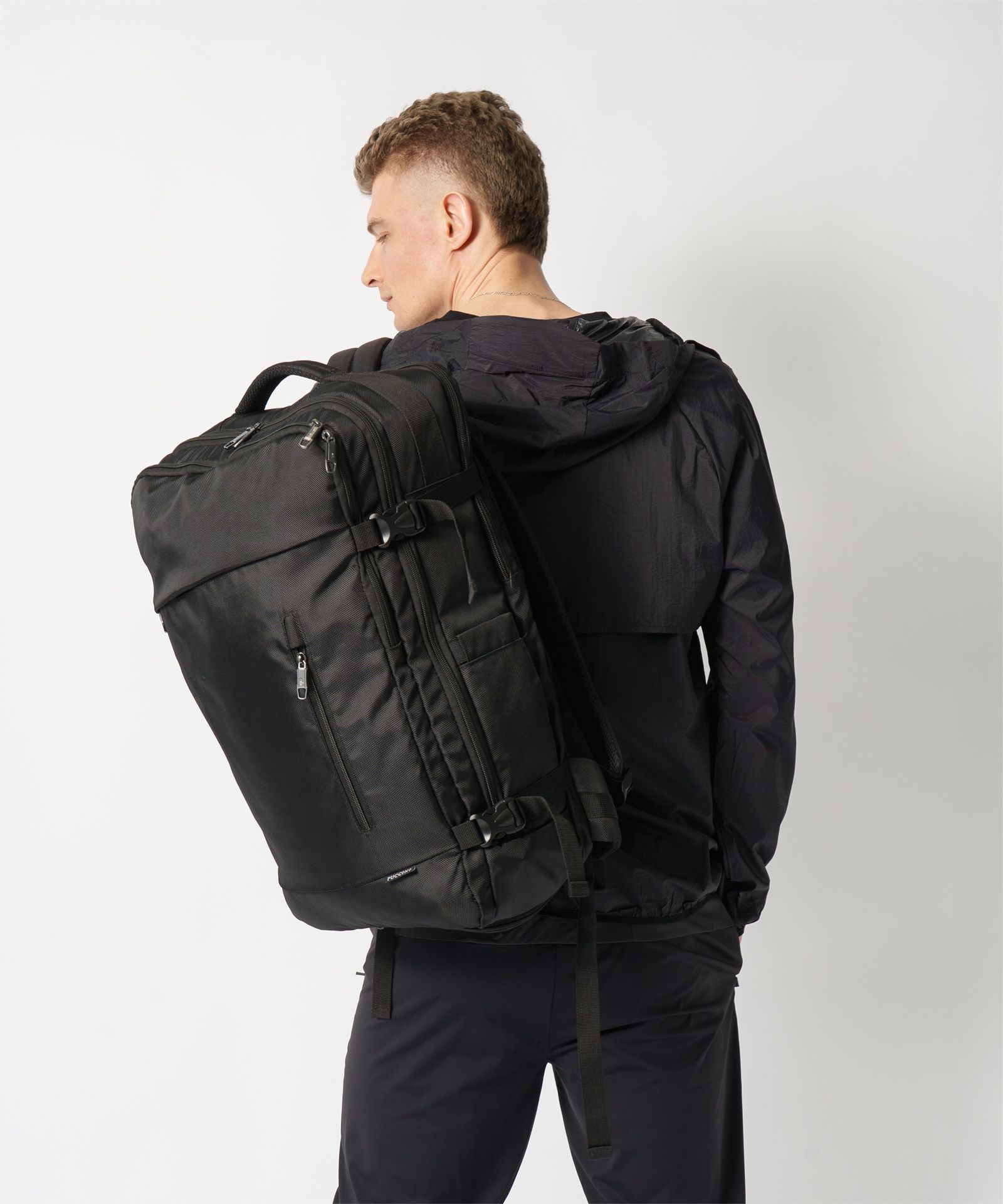 Великий чорний дорожній рюкзак