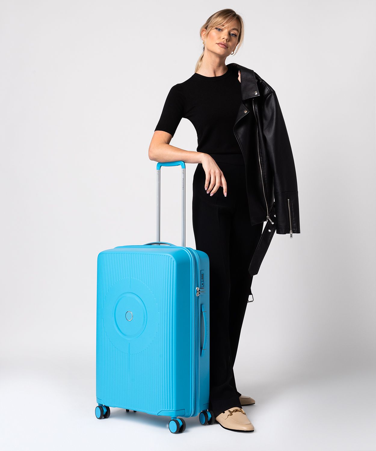 Середня поліпропіленова валіза голубого кольору з кодовим замком TSA