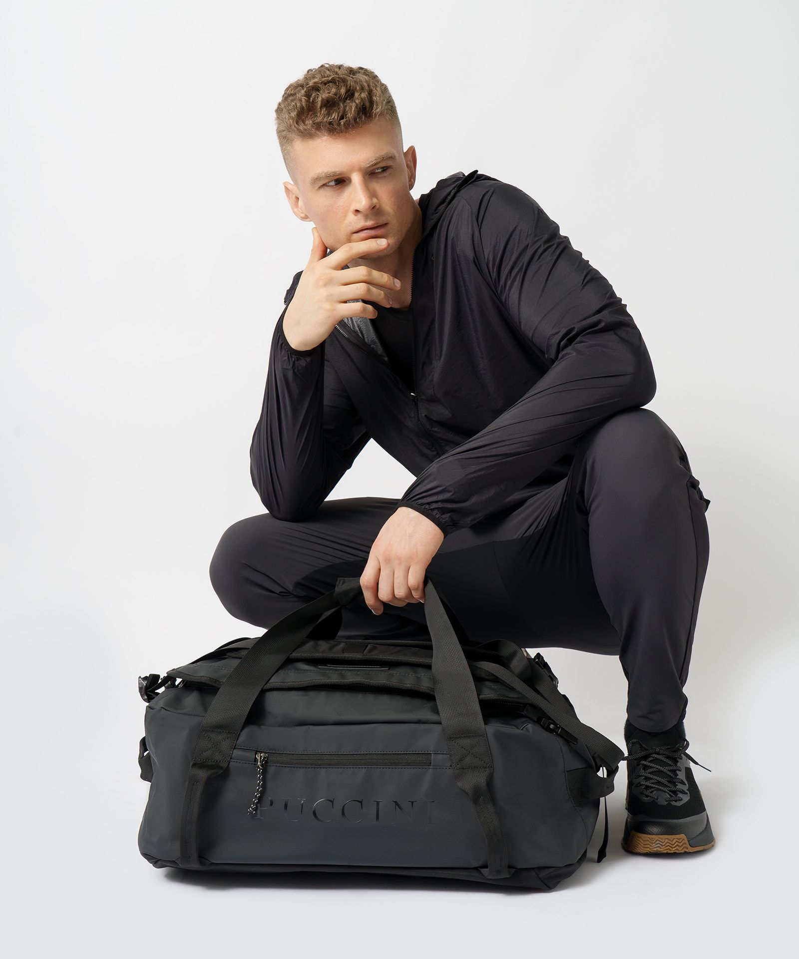 Дорожня сумка з функцією рюкзака 2в1 чорна розмір M