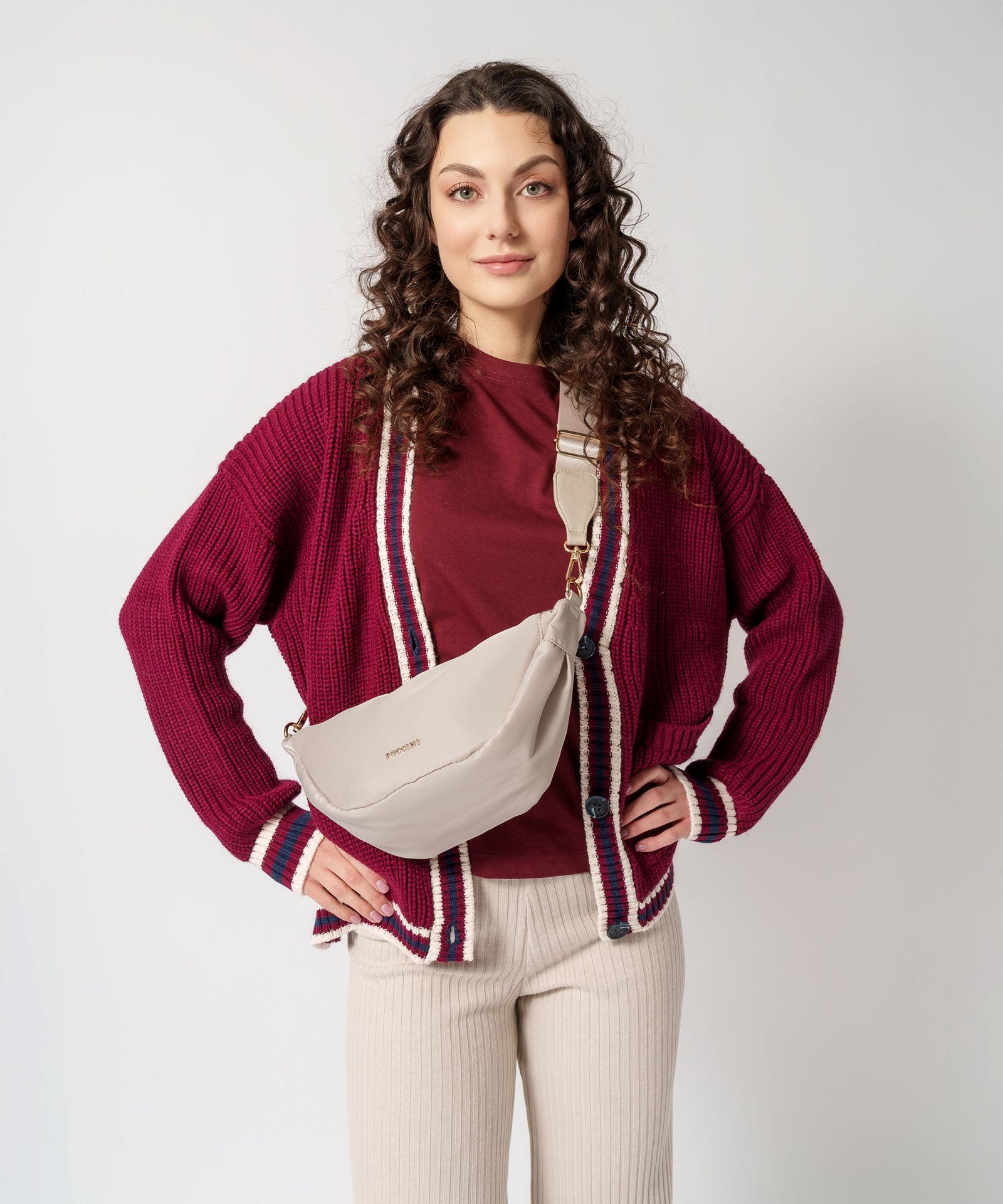 М'яка сумочка-півмісяць бежевого кольору