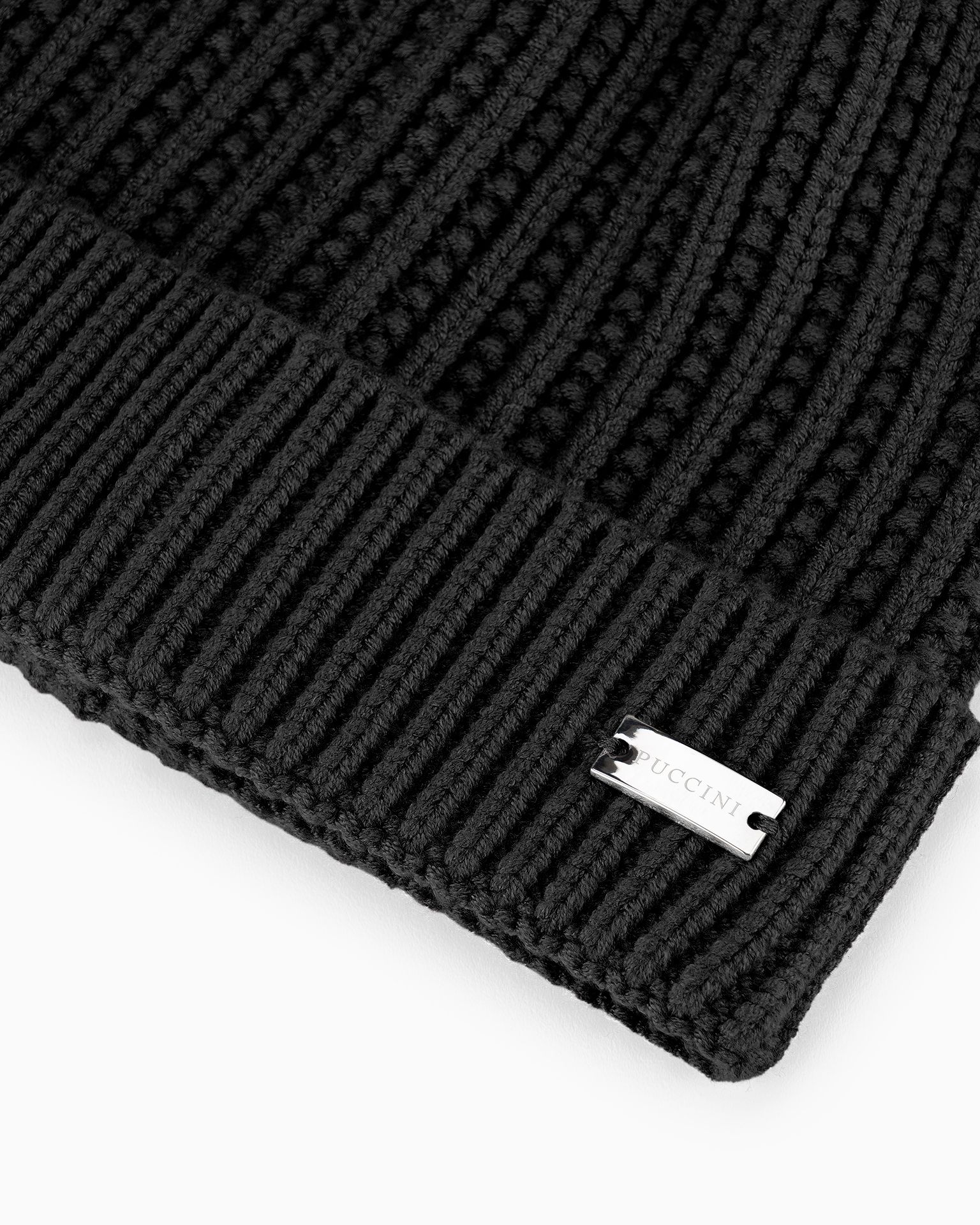 Зимова шапка з помпоном чорна