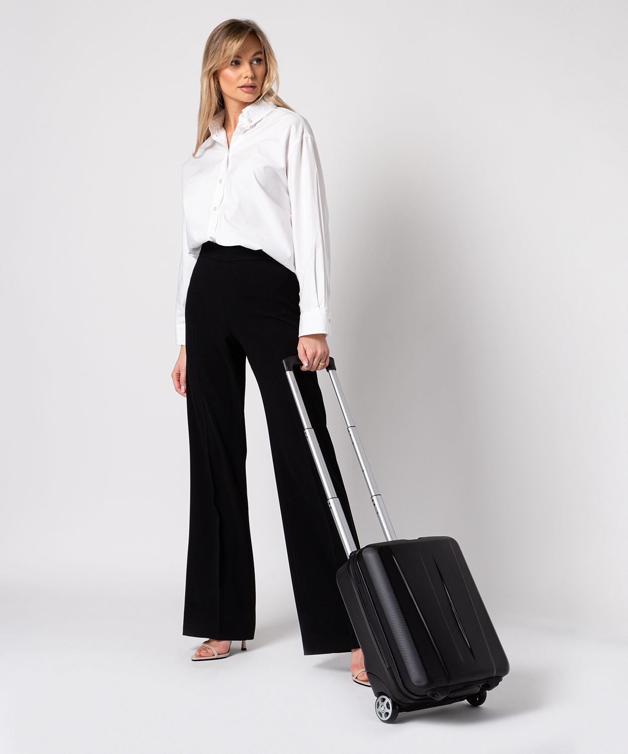 Валізка ручної поклажі чорного кольору